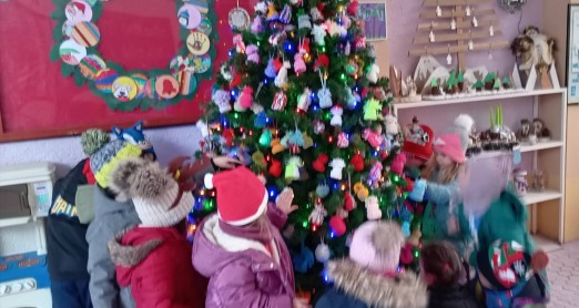 PJEVAJ, PLEŠI S NAMA OKO BORA