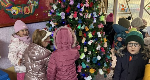 PJEVAJ, PLEŠI S NAMA OKO BORA