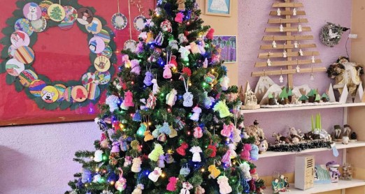 PJEVAJ, PLEŠI S NAMA OKO BORA