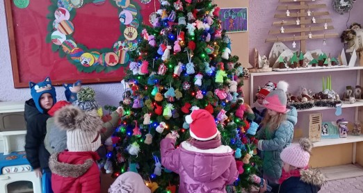 PJEVAJ, PLEŠI S NAMA OKO BORA